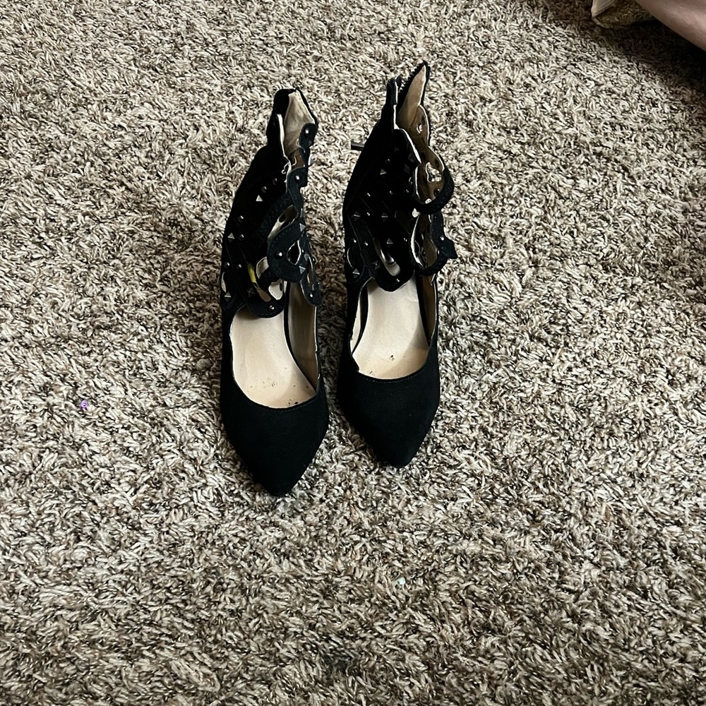 Angle wing heels